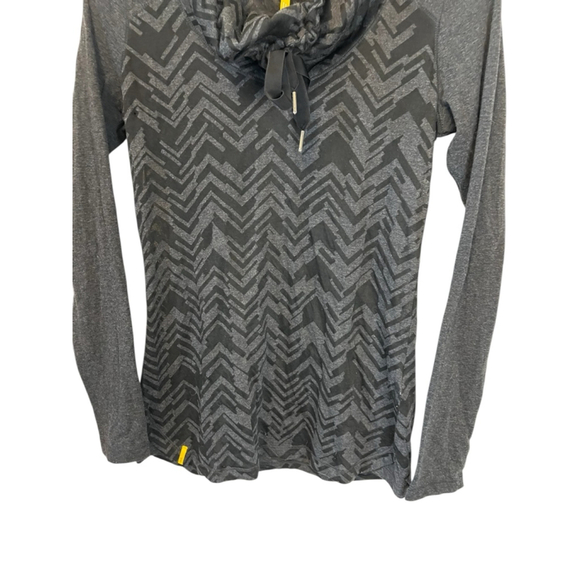 Women's Lolë Gray Black Patterned Long Sleeve Tee Small Funnel Neck - Picture 2 of 9
